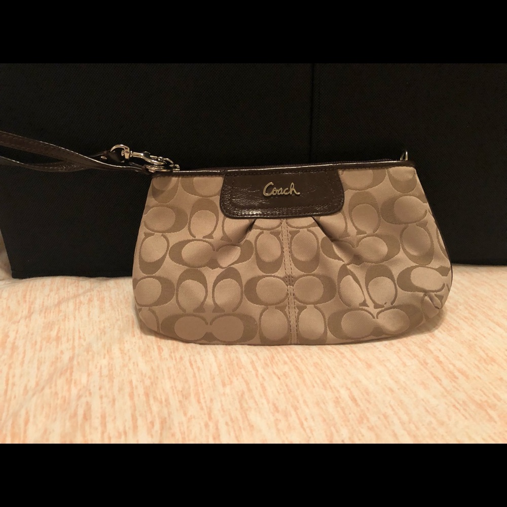 COACH LARGE WRISTLET SIGNATURE
